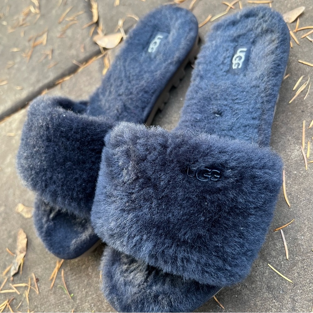 UGG navy blue Fluffy Slippers size 7 slides NWOT - Picture 3 of 10
